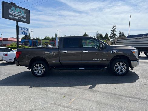 Used 2017 Nissan Titan SV image 6