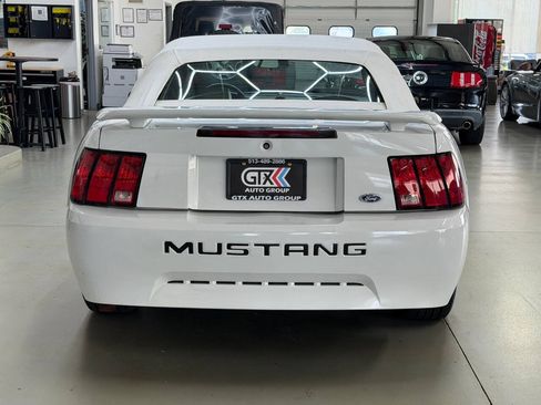 Used 2003 Ford Mustang Convertible RWD image 3