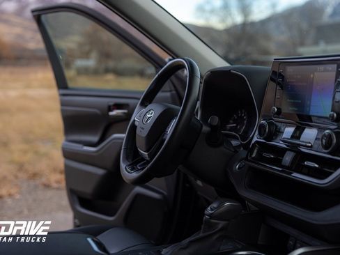 Used 2021 Toyota Highlander XLE image 14