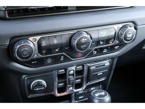 Used 2024 Jeep Wrangler Unlimited Sahara w/ Technology Group AWD/4WD image 31