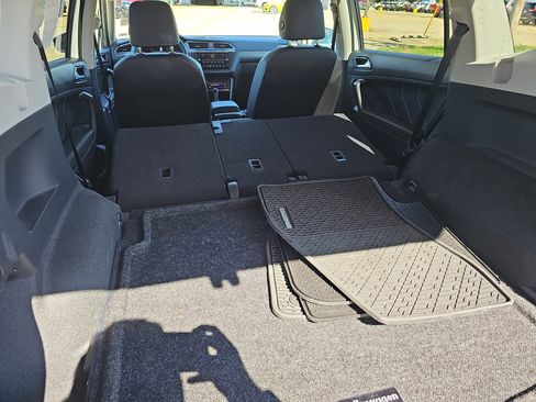 Used 2024 Volkswagen Tiguan SE image 13