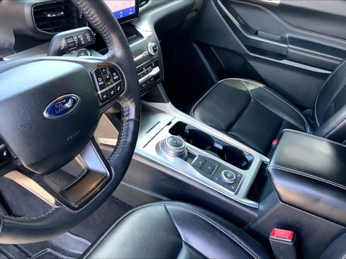 Used 2020 Ford Explorer XLT w/ Equipment Group 202A AWD/4WD image 16