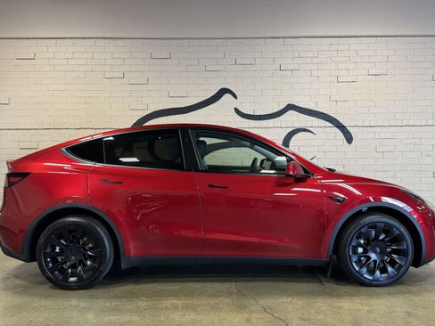 Used 2024 Tesla Model Y Long Range AWD/4WD image 2