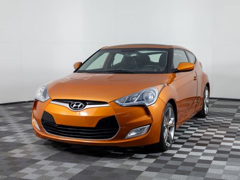 Used 2012 Hyundai Veloster w/ Style Pkg image 2