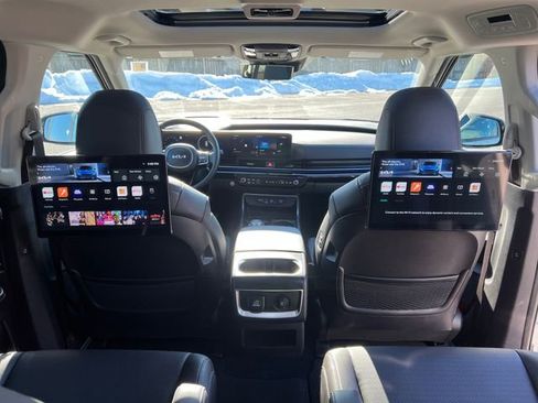 Used 2025 Kia Carnival SX Prestige image 32