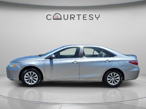 Used 2016 Toyota Camry LE FWD image 2