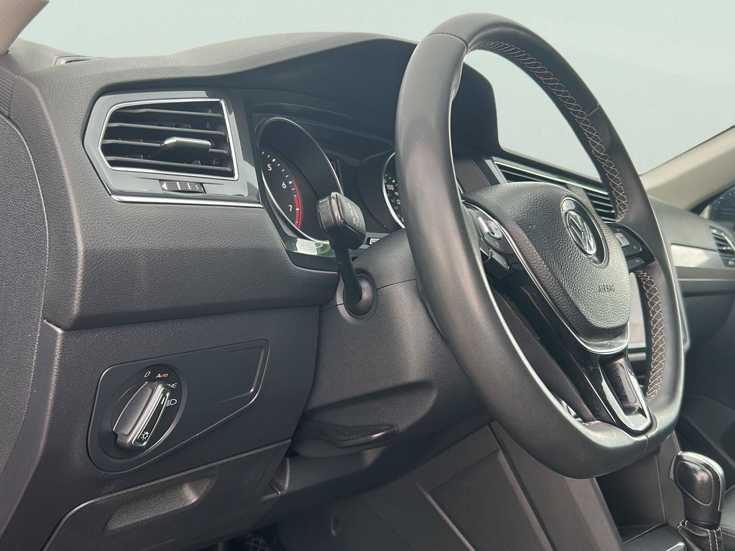 Used 2021 Volkswagen Tiguan SE w/ Panoramic Sunroof Package FWD image 13