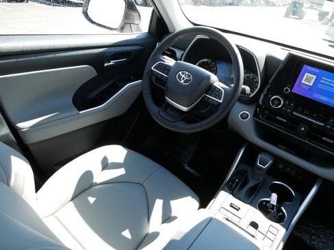 Certified 2026 Toyota Highlander XLE image 9
