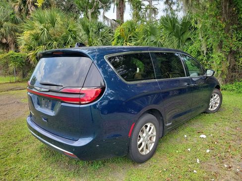 Used 2025 Chrysler Pacifica Select FWD image 2