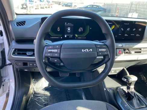 Used 2025 Kia K4 LXS image 27