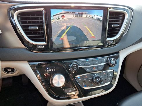 Used 2024 Chrysler Pacifica Touring-L FWD image 15