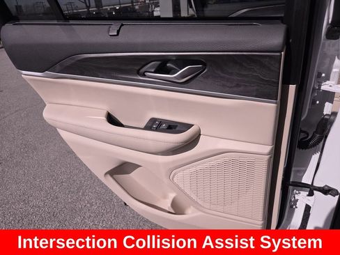 Used 2025 Jeep Grand Cherokee Limited w/ Luxury Tech Group II image 17