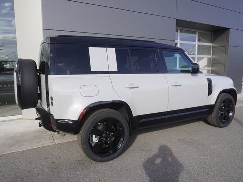 New 2026 Land Rover Defender 110 X-Dynamic SE image 4