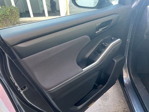 Used 2025 Toyota Highlander LE image 20