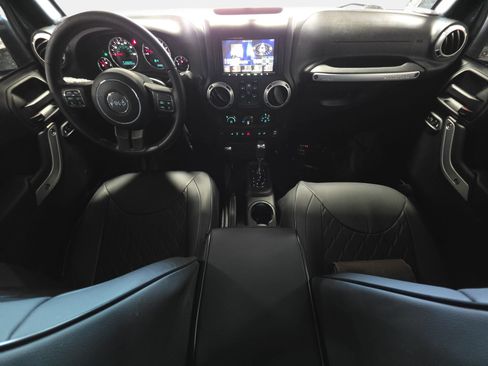 Used 2018 Jeep Wrangler Unlimited Rubicon w/ Connectivity Group AWD/4WD image 9