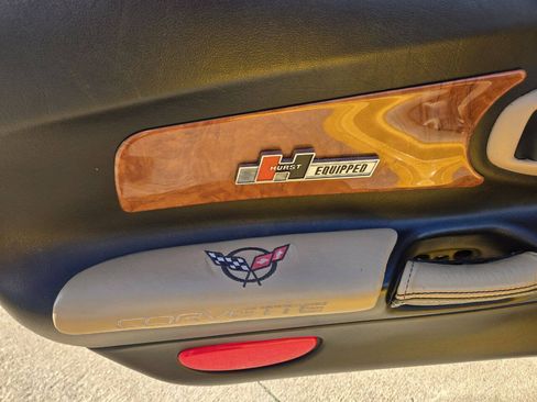 Used 2000 Chevrolet Corvette Convertible w/ Memory Pkg RWD image 11