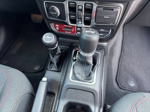 Used 2025 Jeep Wrangler Unlimited Rubicon AWD/4WD image 40