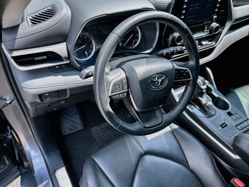 Used 2022 Toyota Highlander XLE FWD image 40