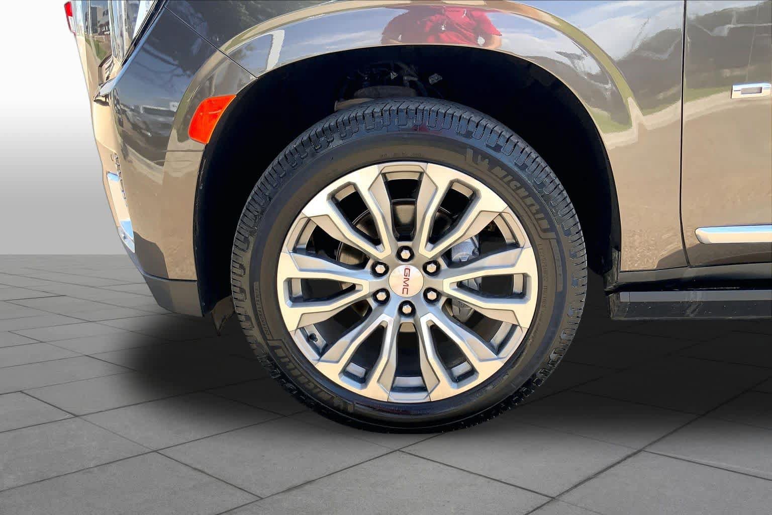 Used 2021 GMC Yukon Denali w/ Denali Premium Package AWD/4WD image 10
