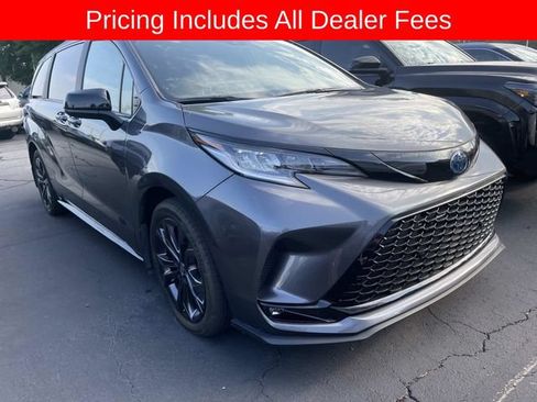 Used 2025 Toyota Sienna XSE w/ XSE Plus Package FWD image 13