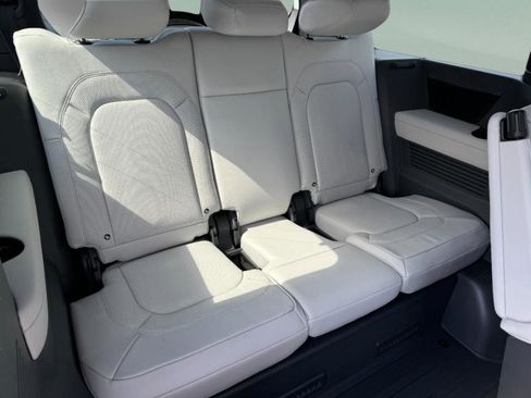 Certified 2025 Land Rover Defender 130 X-Dynamic SE image 10