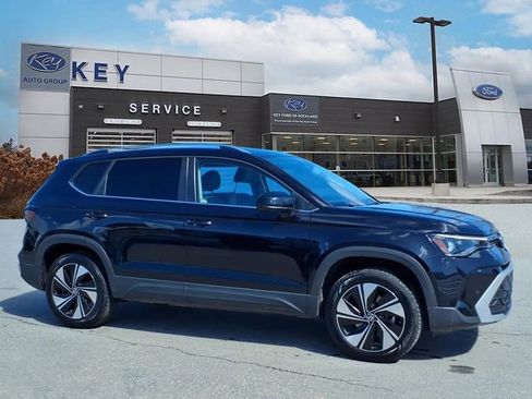 Used 2025 Volkswagen Taos SE image 4