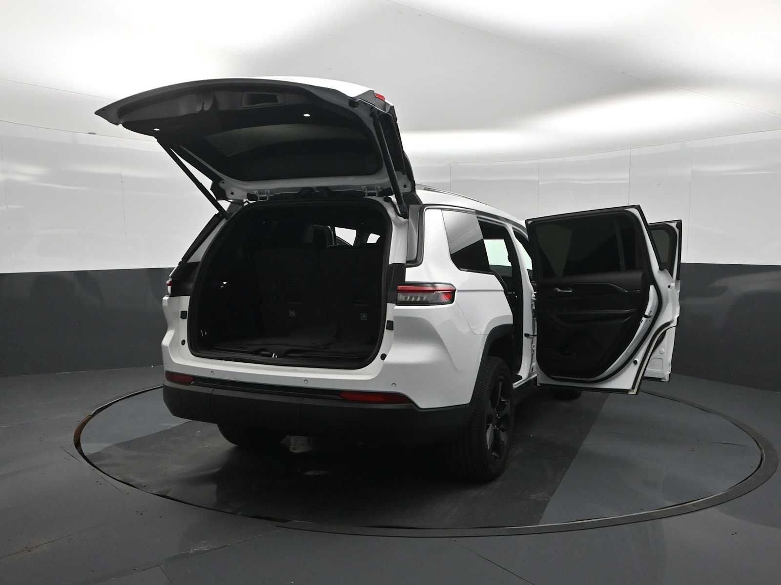 Used 2023 Jeep Grand Cherokee L Laredo AWD/4WD image 38