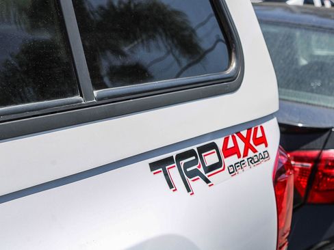 Used 2018 Toyota Tacoma TRD Off-Road w/ Technology Package AWD/4WD image 15
