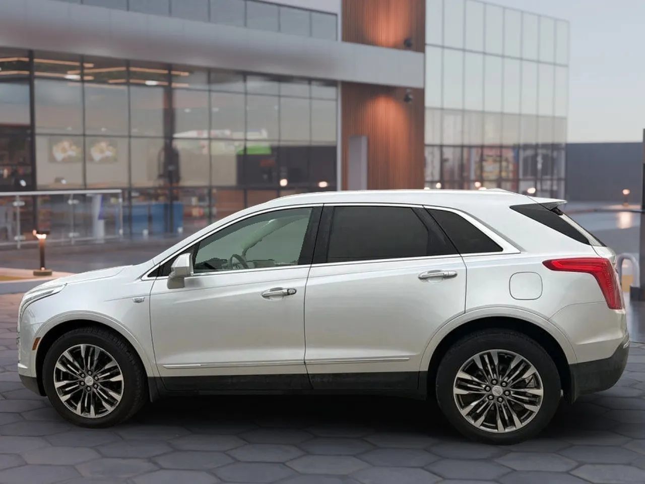 Used 2017 Cadillac XT5 Premium Luxury FWD image 4