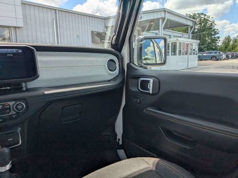 Used 2025 Jeep Wrangler Unlimited Sahara AWD/4WD image 16