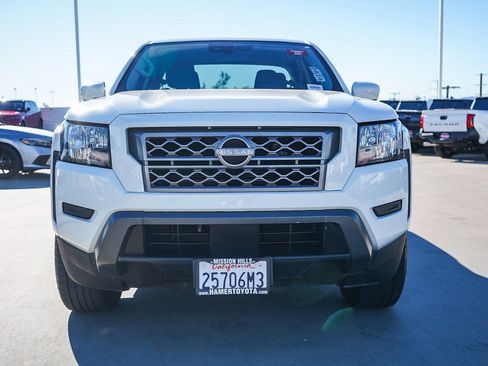 Used 2022 Nissan Frontier SV image 2