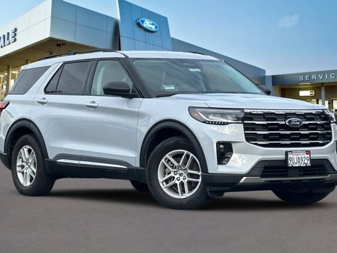 Used 2025 Ford Explorer Active w/ Active Comfort Package image 2