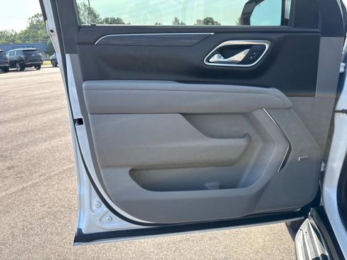 Used 2024 GMC Yukon XL SLT w/ SLT Luxury Package image 7