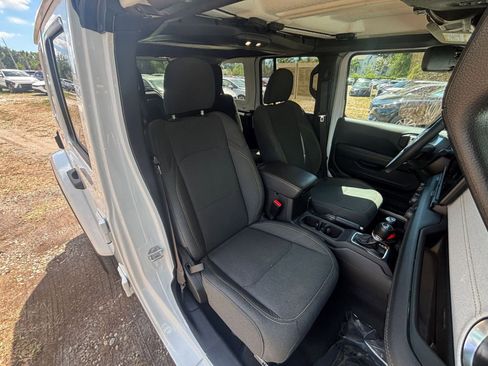 Used 2025 Jeep Wrangler Sahara AWD/4WD image 37