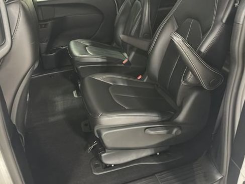 Used 2024 Chrysler Pacifica Limited FWD image 23