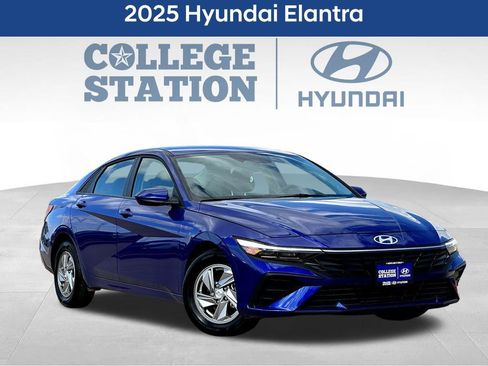 Used 2025 Hyundai Elantra SE FWD image 3