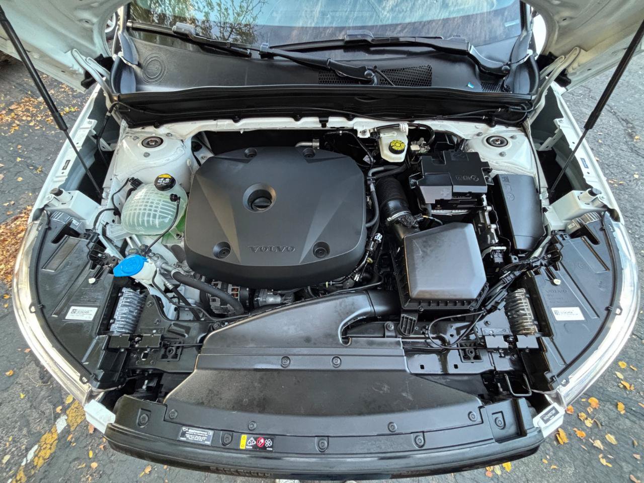 Used 2022 Volvo XC40 T5 R-Design AWD/4WD image 25