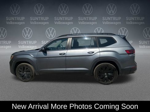 Used 2024 Volkswagen Atlas SE w/ Panoramic Sunroof Package FWD image 3