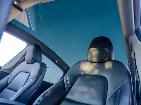 Used 2024 Tesla Model Y Long Range image 16