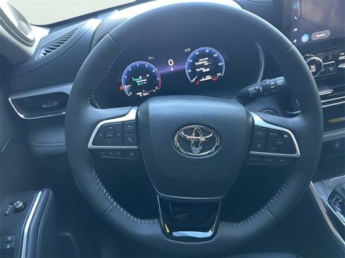 Used 2025 Toyota Highlander Platinum image 24