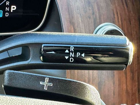 Used 2025 Mercedes-Benz GLC 350e 4MATIC image 21