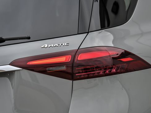 Used 2024 Mercedes-Benz GLE 350 4MATIC w/ AMG Line Exterior image 18