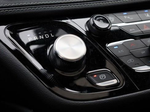 Used 2025 Chrysler Pacifica Limited image 27