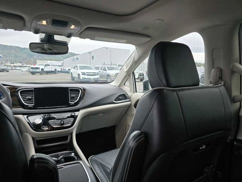 Used 2023 Chrysler Pacifica Limited image 14