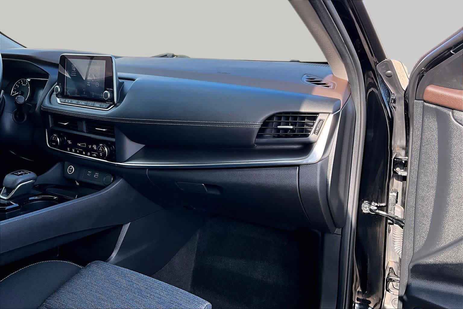 Certified 2023 Nissan Rogue SV FWD image 16