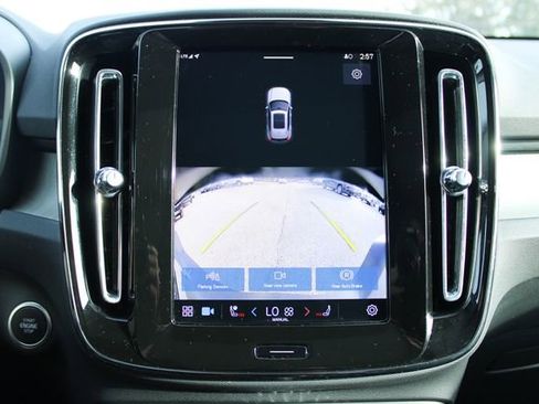 Used 2025 Volvo XC40 B5 Core image 23