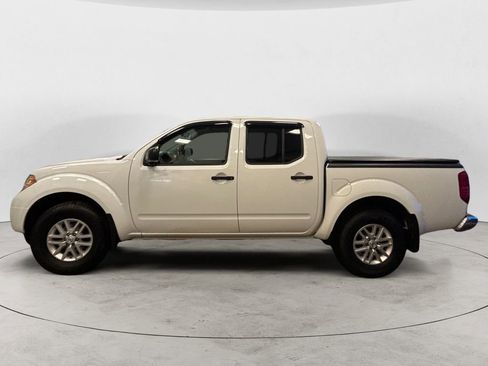 Used 2019 Nissan Frontier SV image 2