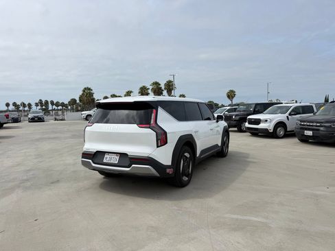 Used 2024 Kia EV9 Light Long Range RWD image 3