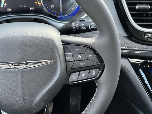 New 2025 Chrysler Pacifica Limited w/ Uconnect Theater Family Group image 10