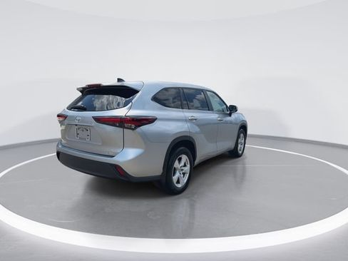 Used 2024 Toyota Highlander LE AWD/4WD image 7